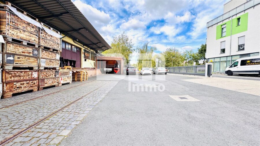 Lager / Produktionshalle mit Büro- und Sozialräumen, Außenflächen + Carport nahe Kassel - Großer Hofbereich / Vollumzäunt mit Toranlage